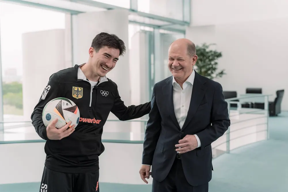 Samuel Weller mit dem Bundeskanzler im Kanzleramt